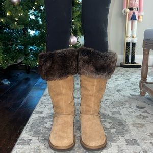 Women’s tall uggs with fur around the top. Size 6